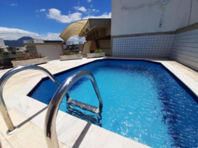 Cobertura com piscina, churrasqueira e vista para o mar